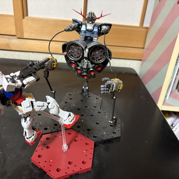 万博ガンダム意欲製作中以前作ったメタルジオングと並べてみました（4枚目）