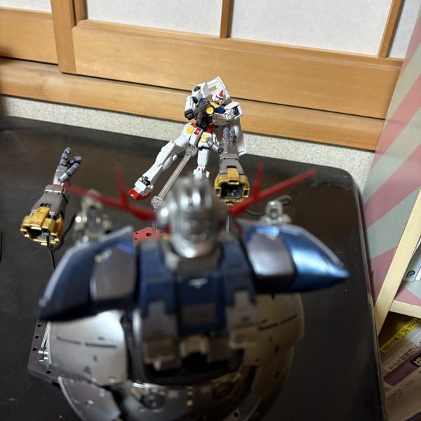 万博ガンダム意欲製作中以前作ったメタルジオングと並べてみました（1枚目）