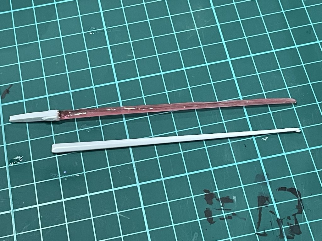 キット付属のビームサーベル(下)とレジンで作ったビームサーベル(上)形はちょっとイビツだけど、これはこれで良