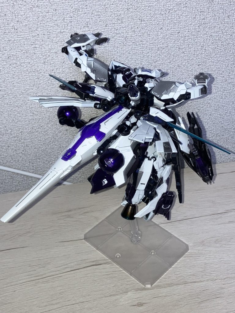 背面はこのような感じです。通常ベギルベウの羽的なパーツとキマリストルーパーの槍を追加で武装しています。魔女を罰する十字架をイメージして筋彫りし塗り分けています。対GUNDにノンキネティックポッド×4、アンチドート×2があります。