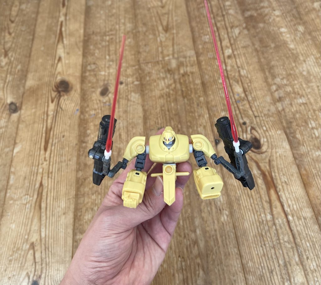 頭部を切り取り、目の部分を開口しました。モノアイは8mmのプラパイプにネオジム磁石で取り付けています。腕は設定とは大きく異なりますが、サブアームを付けたかったのでこのような形になりました笑腰はポリキャップを仕込み、上体を反らしたりできるようにしてあります。