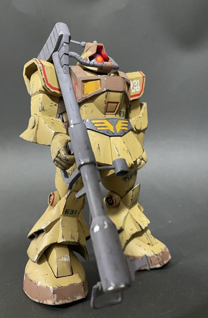 ふくらはぎのダクトはプラ板とエポパテで成形しました。モノアイはくりぬいて電飾加工。バズーカを傾げるように延長。大きな改造はその程度です。素が優秀なキットですので。