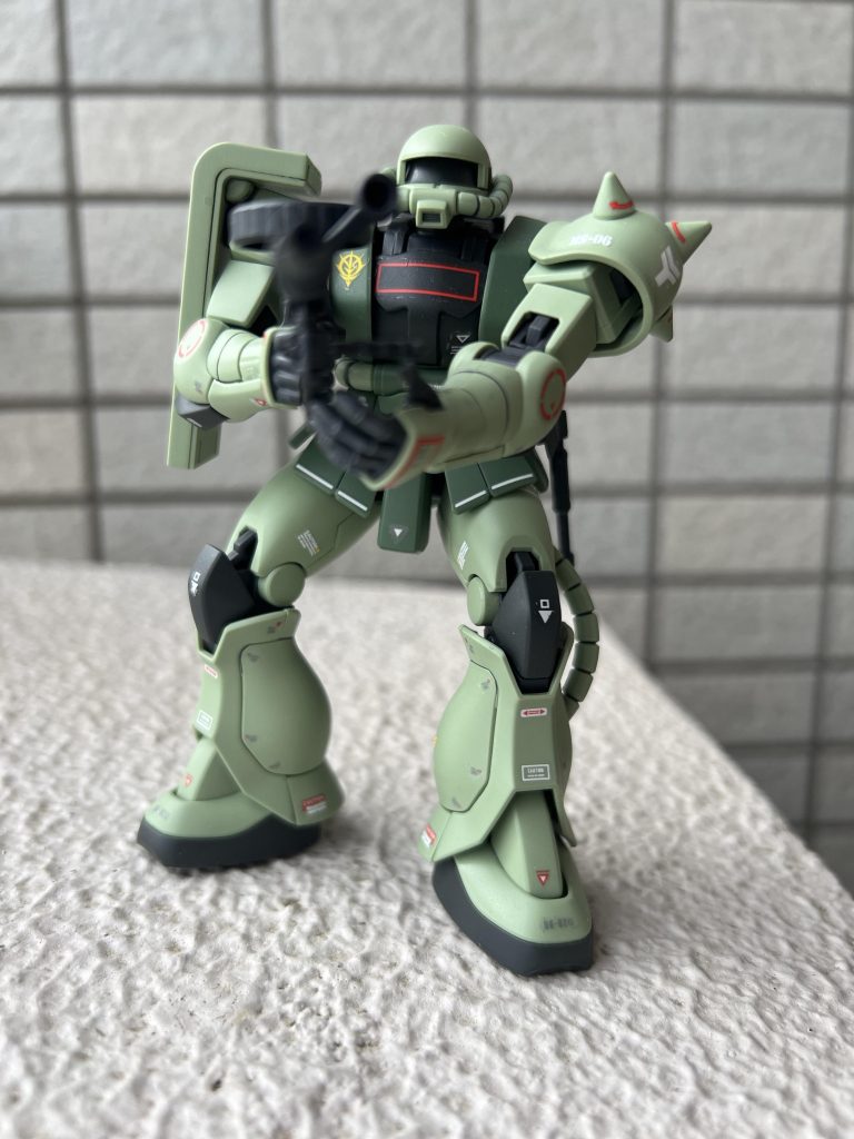 以前にシャア専用ザクⅡを製作したので、ゲートの処理、組立は経験済みでしたので、それなりに丁寧に、それなりに手抜きして、楽しく製作する事が出来ました。