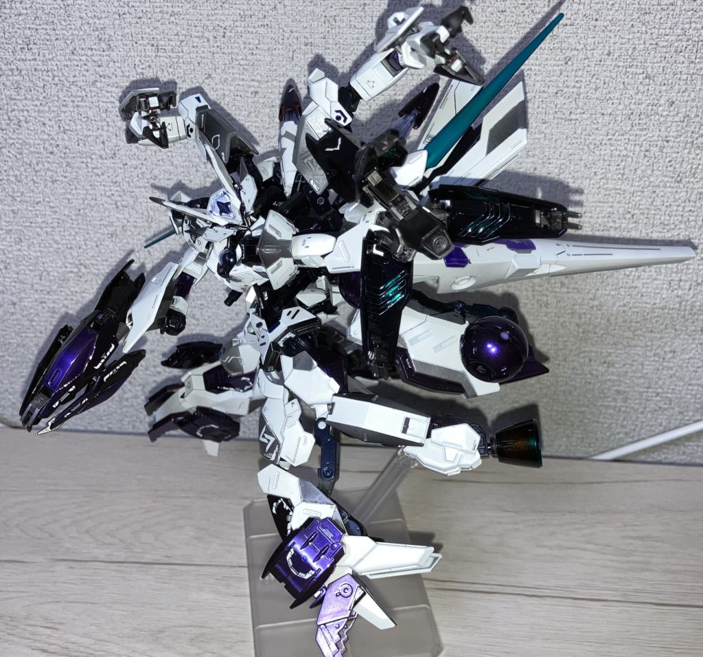 パックパックのアームのシールド、脚部隠し腕からビームサーベルが出ます。腕にはミカエリスのリアスカートを基部としてビームブレーザーが接続されています。(サムネのようにアルミ線を伸ばして有線遠隔操作のようにできます。)その他の武装は2機の実体剣ビット、脚部2連バルカン×4、腰に大サーベル×2、隠し腕裏にサーベル2×2、腰スラスターにサーベル×2です。脚はジークアクスに触発され、思い切ってバーニアにしてベギルベウトルシュのクリープ(デカい脚)でそれらしく見えているというコンセプトです。キマリストルーパーのような4つ脚形態もあります。バーニアは初の焼け塗装ですがあまりうまくいきませんでした。