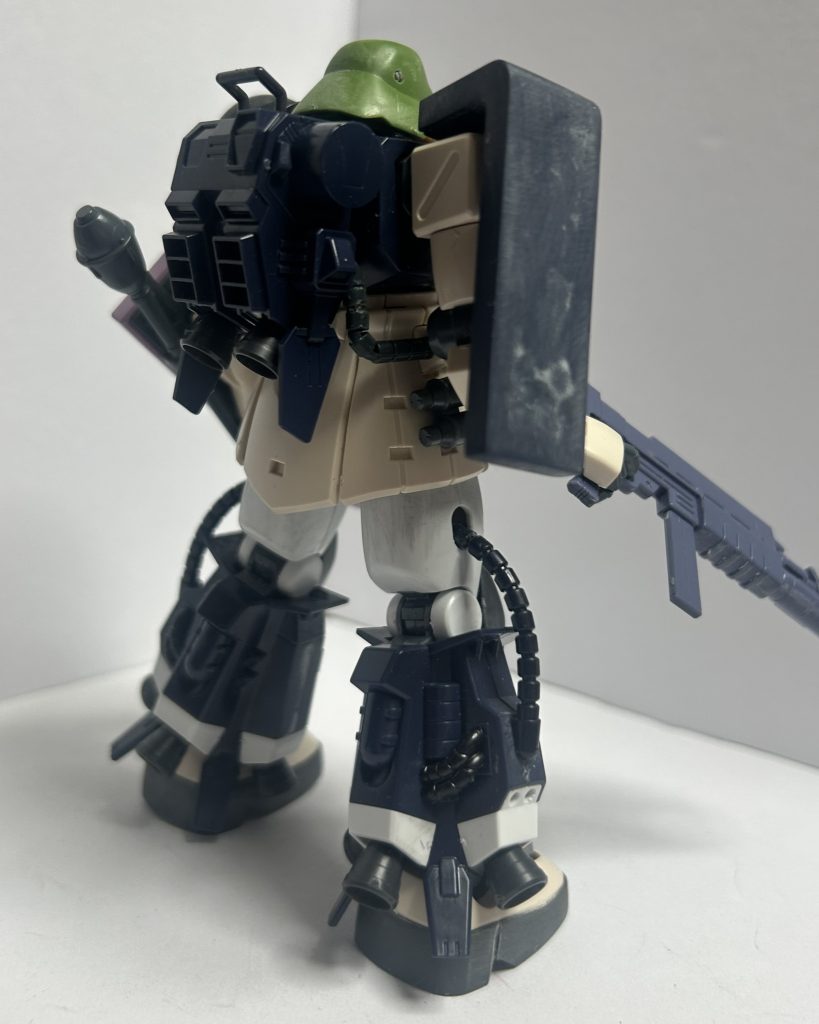 バックパック。高機動型ザクⅡのを使用。因みに胴体パイプは短くして無理矢理接続しています。