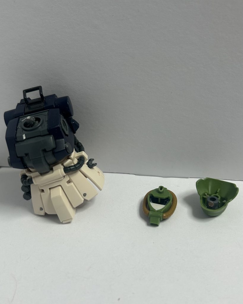頭部。ザクⅡ改のフリッツメットの方を使用しました。メットの裏を見るとモノアイ可動ギミックを仕込むのが簡単そうだったので、モノアイ可動します!やり方は簡単、モノアイレールのパーツは使用せずにメット側にプラパイプをレールの取り付け穴に差し込んだだけ。モノアイは以前ハイザックを作った時と同じ。胴体、腰部。ザクⅡF2型を使用しました。ザクⅡ改の頭の取り付け軸が長いので、首を短くして頭と胴体に近づけました。