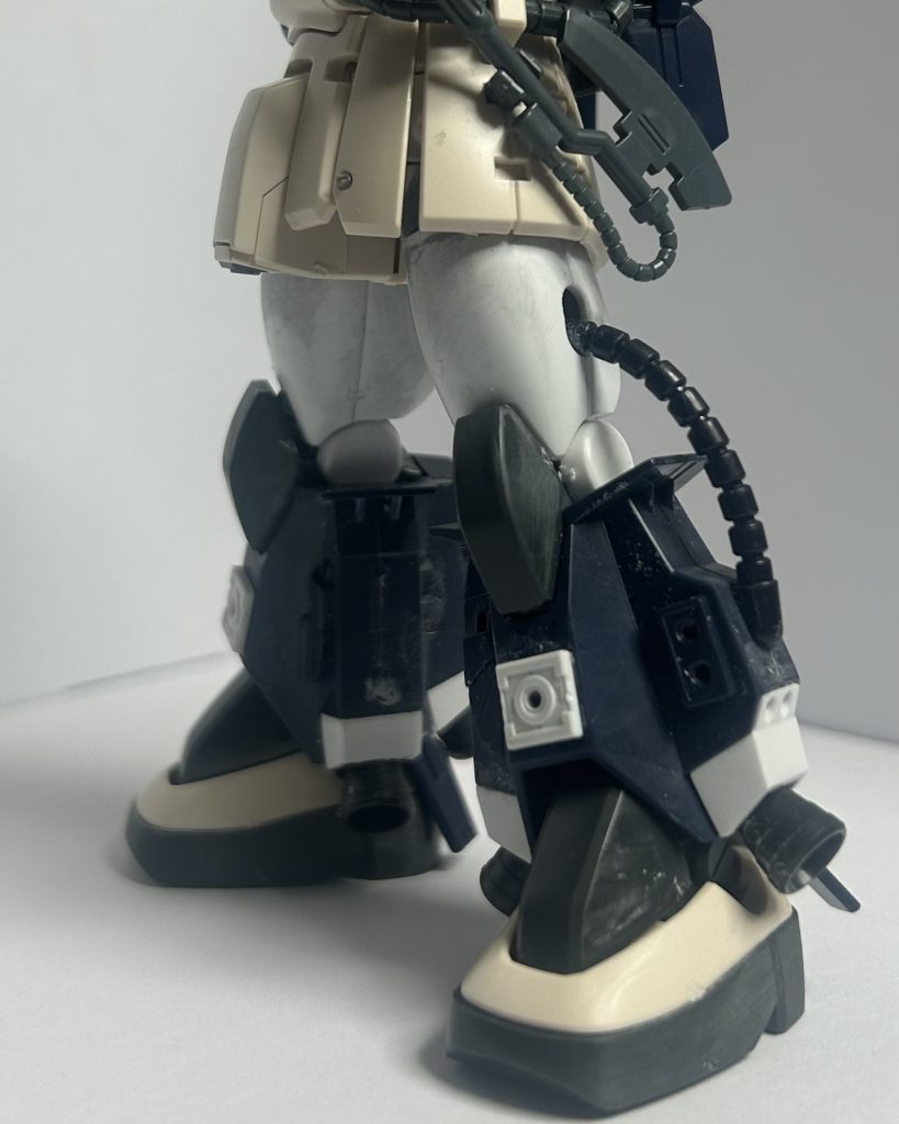 脚部。基本は高機動型ザクⅡをベースに。足首だけをF2型に変更。高機動型ザクⅡの足首は単に扁平足ですが、F2型の方は節がついていて微妙に複雑形状。あと太腿で1ミリ延長しました。