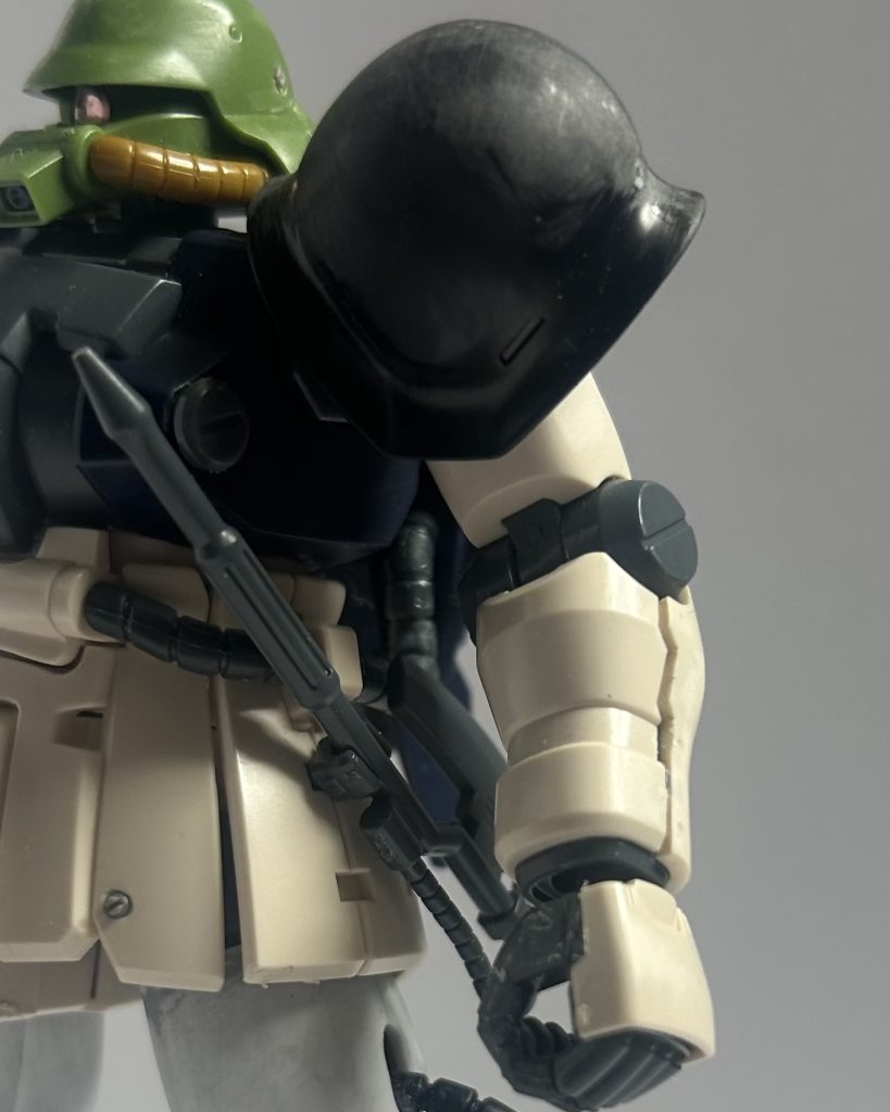 腕部。F2型をベースに右のシールドを高機動型ザクⅡ、左のアーマーを旧ザクに。シールドを変えた理由はF2型よりも高機動型ザクⅡの方が微妙に大きいしアタッチメントもつけることが出来るので。まぁ、装備させてないけど。旧ザクのアーマーな理由は、シールドを持たせるにあたってスパイク付きだと主張が強いため。あと、左手のシールドを固定しやすくするために左腕にはネオジム磁石を仕込みました。