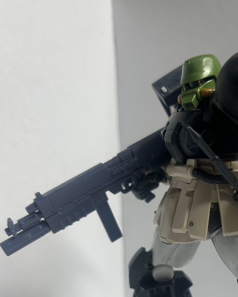 武器。マシンガンはザクⅡ改の方の90ミリを使用です。90ミリマシンガンはF2型にも付いてますが、大きさがダンチ……!ハッタリ重視でザクⅡ改の方で。……なんでこんなにデカいんだコレ?左手シールドは旧ザクの。中に磁石仕込んでいます。シュトゥルムファウストは実は旧ザクのじゃなくて、ケンプファーのから。ヒートホークはどれのだ……混ざって分からない……。