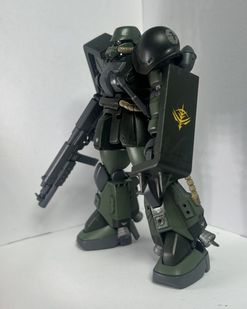 今回はザク……のキメラ機体です。あれは、前の前の子であるジェガンの塗装が乾く間相当暇だったので、持ってた色んなザクで組み替え遊びをするか!で誕生したのが今回のザクです。ゴリ押しで付けてるの、結構多いんですけどね。特にバックパックとその動力パイプ。フレーバーストーリー的に本来ならこのザクのパイロットは同ストーリー中の部隊の新人パイロットに当てがうつもりでしたが、めっちゃ強そうになり過ぎたので急遽隊長機に。ちなコレを据え置かなかった時の隊長機は旧ザクをザクⅡ風にアップデートした感じのを考えていましたが。まぁ、作成方法とか全く考えてませんでしたが。