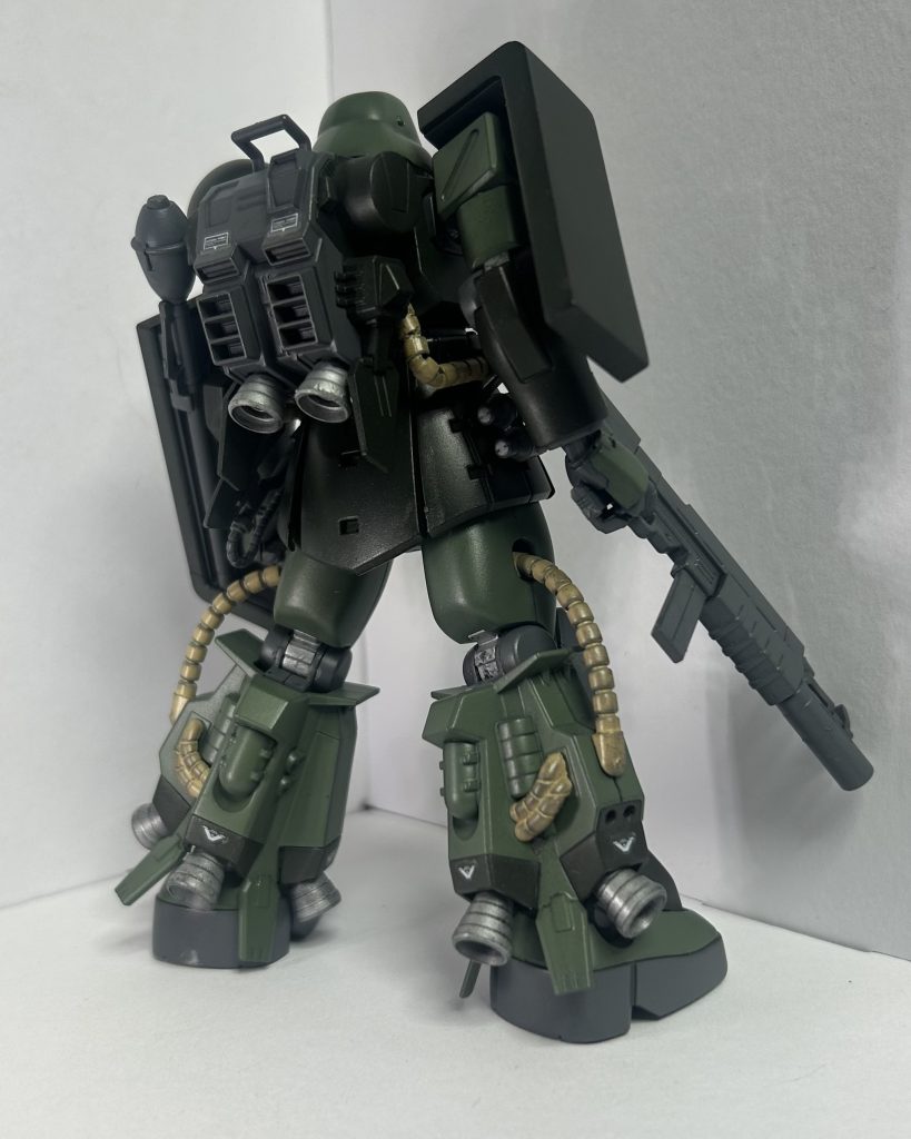 実はお気に入りショット。コンセプトは「絶対こんなんエース乗ってますやん」せっかくなので、組み替えだけでガンダムよりも強そう……!ってのを目指しました。ファントム・フリッツと言うネーミングは単なる言葉遊びレベル。何となく韻を踏んでてカッコよく聞こえるよね、程度ぐらいしかありませぬ。フリッツメットだし!ファントムの頭文字がFだったら、コレでF2です!って言い張れるんだけどなぁ……。意味合いを無理矢理持たせるならファントム……亡霊、フリッツ……ドイツの普遍的な性、元となった古語の由来としては平和とか権力だとか。亡霊の平和……転じて幻の平穏、さらに転じて、平穏など幻、徹底抗戦ってところだろうか?うん、無理があるな!