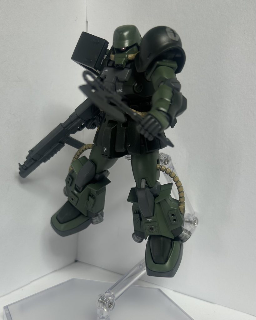 ヒートホークを構えて。本当はヒートサーベルを付けたかったけど、良い固定方法が思いつかなかった……。多分ヒートホークは予備用の武器でもっぱらスパイク付きシールドで殴り倒していたんだろうと思ってます。
