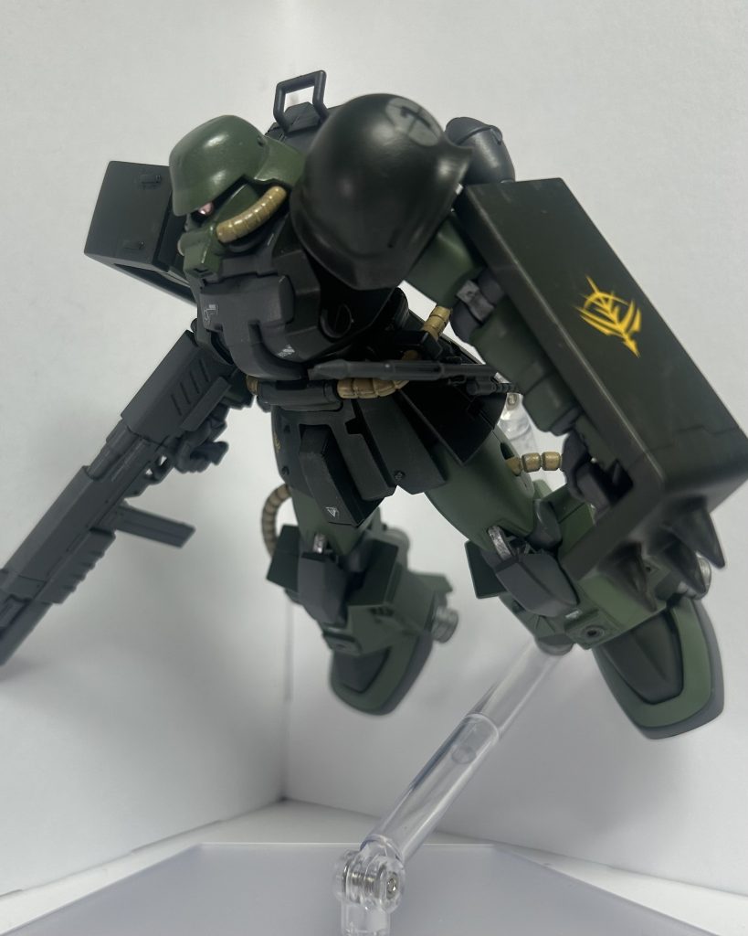 色。薄い方の緑がフィールドグレイ。濃い方が前回の余りのオリーブドラブ。灰色がグレイバイオレット。パイプがサンドイエロー。バーニア等がアルミシルバーとなってます。満を持して投入された最終兵器感を出したかったので汚しはあまり入れてません。カラーリングイメージはザクⅡ改。敢えてパーソナルカラー的なことはしませんでした。フィールドグレイ、初めて使いましたが……イメージ的なザクらしいザクの緑って感じで満足してます。