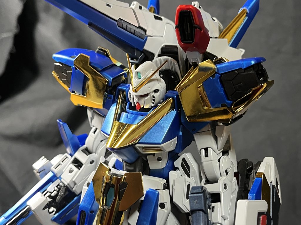 周知されてる通り、MG版ではちゃんとバスター装着しながらもミノフスキードライブ(羽部分)が本体と接続された状態で装着できる構造となっていて良いですね。過去作でHG版と旧キットでバスター部分のくりぬき加工を行い同構造を再現しましたが、さすが公式のデザインには及びませんね。