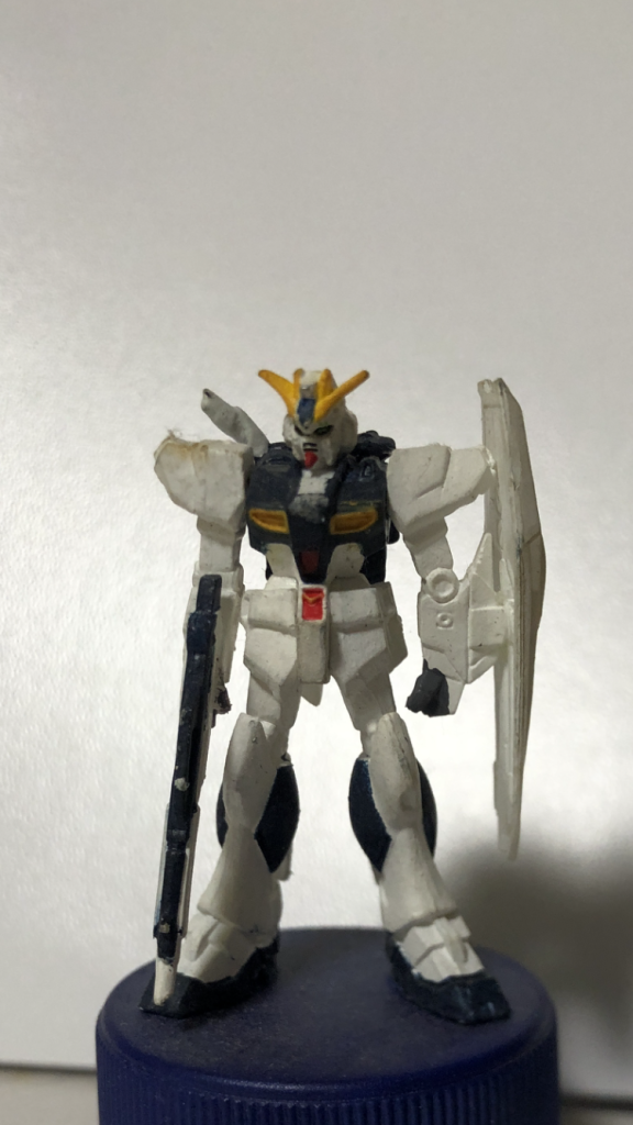 顔が見えないポージングにし、ついでに筆塗りで福岡νガンダムへ。メタリック色、試したかったし。スカート部、赤いラインの爪楊枝は失敗でした。つぎはなんか考えよう…