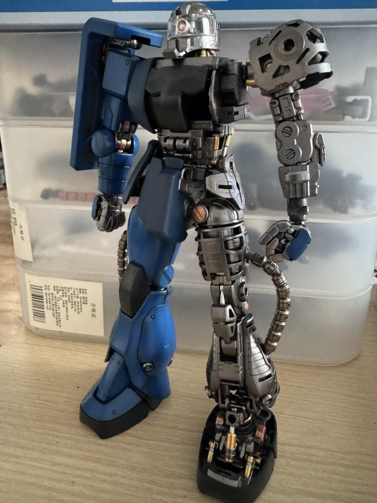 制作中の一コマ。足回りは今回もシリンダー中心に塗り分け。この時点ではウェザリングをしようと企んでいました。