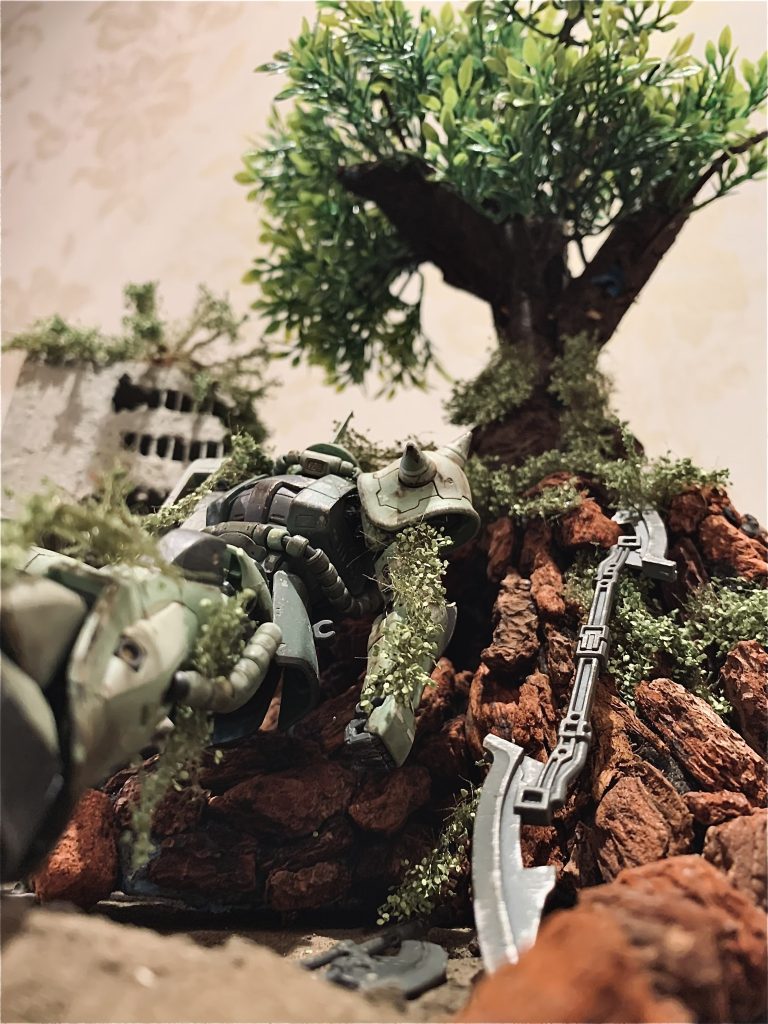 今見るとかなり粗が目立ちますが最初の作品でとても気に入ってます。中学生時代に良くガンプラは作っていましたが久々に触ってみて楽しかったです。ここからガンプラにハマっていく…