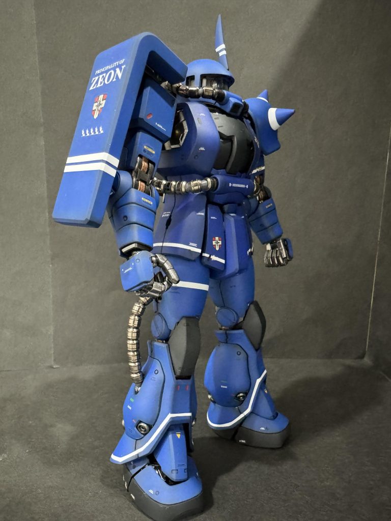 工作をしない代わりと言ってはナンですが、今回はラル専用という事で、外装は「青縛り」での塗装しています。しかしこれがけっこう悩みました。いつも行き当たりばったりの思い付き配色のテキトー調色の私が「ランバ・ラルの青」とはなんぞや???と。MGザクⅠのカラーレシピみたくしようか、紫っぽい青が個人的トレンドだがニムバス専用と被りたくないし…、そもそも青はザクⅡに合うんだろうか…などなど。