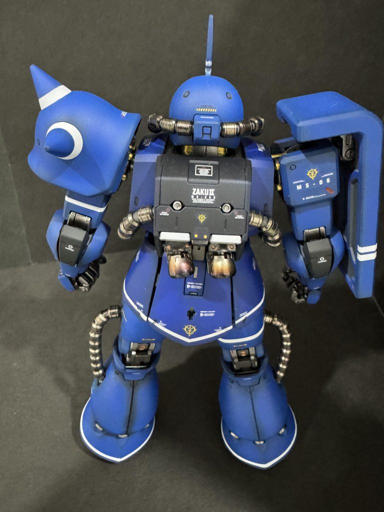 いろいろ調色したもののどれもイマイチ納得いかず、悩んだ時は瓶生やろ、と原点回帰しました。結局外装①:ウルトラブルー(G)外装②:MSブルー Z系(C)肘、膝、スリッパ:ミッドナイトブルー(G)バックパック:プリズムブルーブラック(G)を瓶生で。デカールはガンダムデカールのシャア専用と、ジオンのエンブレムがたくさん入ったものを引っ張りだしてきてラルの紋章を使いました。白ラインがちょっと多くくどかったか、もう少し少なくても良かった…