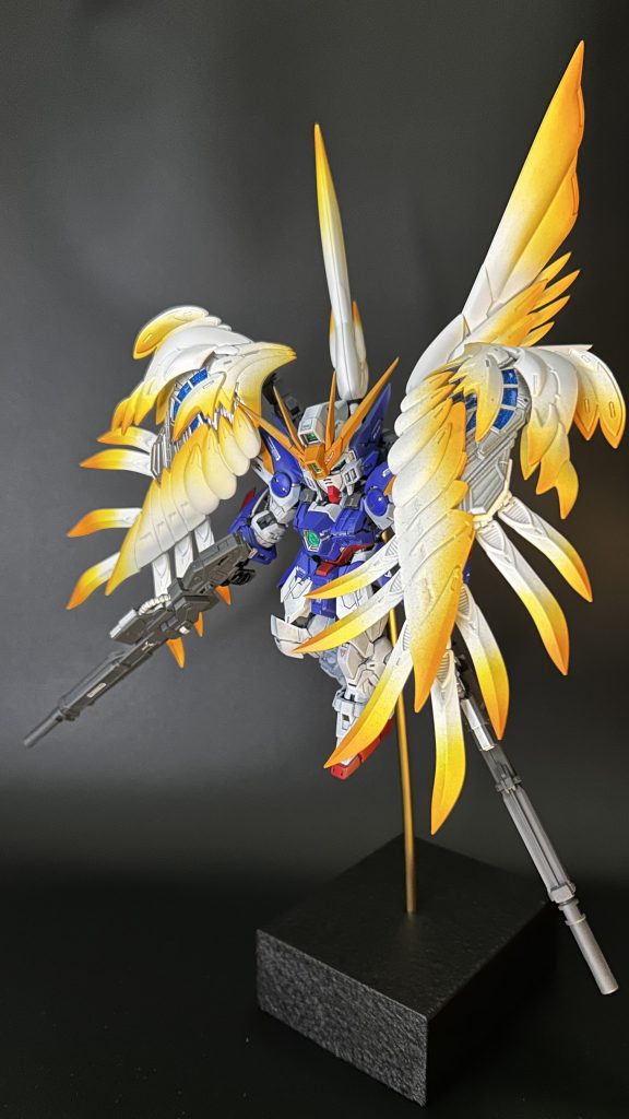 「羽根はグラデーションで」　仮組の時に真っ白な羽根を見た時に「大好きだけど、なんかしたいなぁ。」と思ったので思い切ってグラデーション塗装を試みました。　いい感じじゃないですか！パケ絵とは違う「私の！」って感じします。なんかポケモンのソルガレオみたいなイメージですけど、意識したわけじゃ無いです。好きな色を使ったらこうなっただけ。