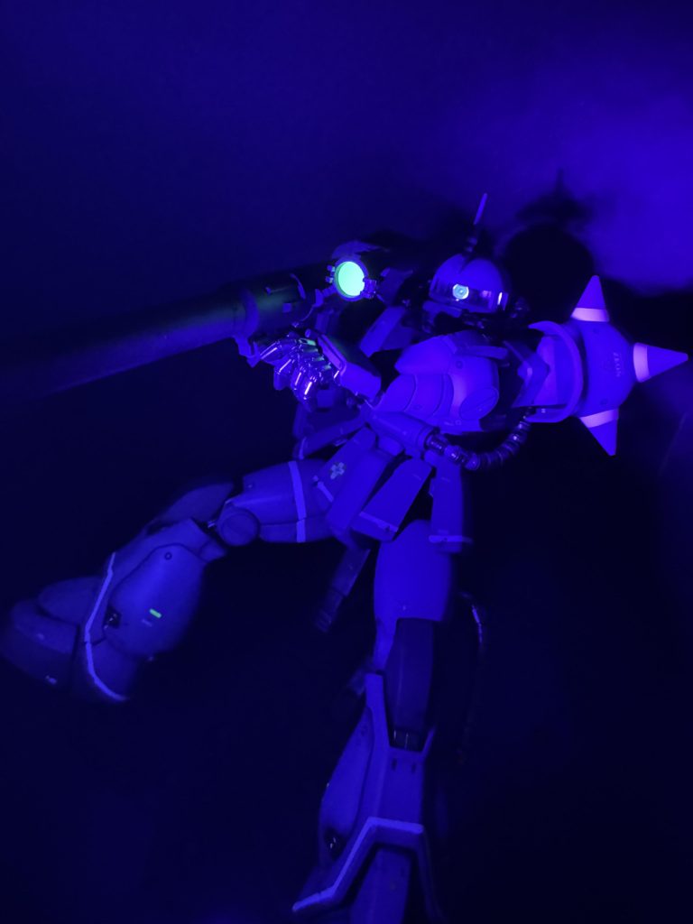 今回もブラックライトでモノアイとセンサーら光ります。