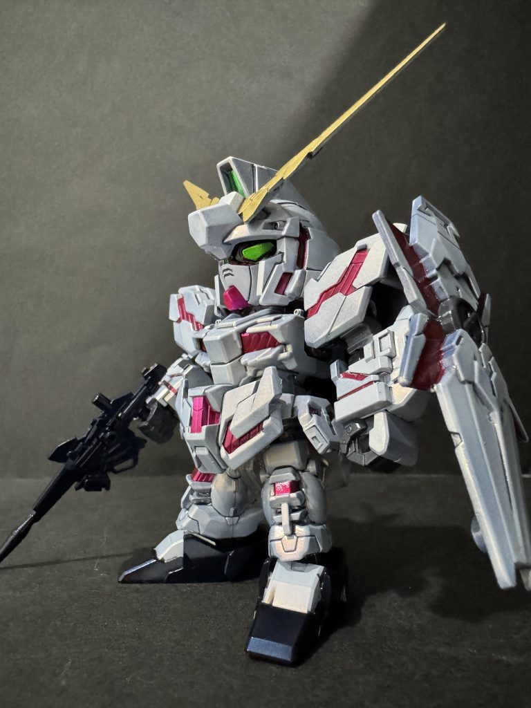 やはり小さいだけに塗り分けに大苦戦。サイコフレームを塗装して数ヶ月放置しておりました。GWでまとまった作成時間が取れそうだったので仕上げを決意しました。