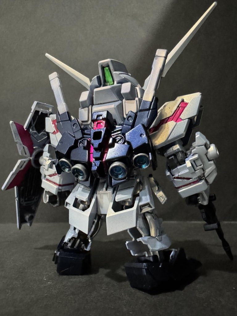 足裏の肉抜きはパテで埋めたらどう成型していいかわからなくなるので放置です😂バックパックの塗り分けはややこしかったです。