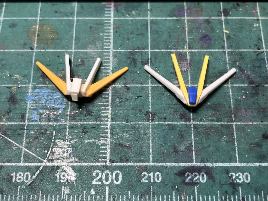 塗装中にアンテナを紛失し、その際にHGUCヘイズル系のツノをベースにプラ材で改造してそれらしく作りました。作って翌日に机整理していたら見つかって良かったです... 塗装はガンダムマーカー中心です。白=Mr.水性サーフェイサー1000(ホワイト)黒=Mr.水性サーフェイサー1000(ブラック)グレー1=ガンダムマーカー ガンダムグレーグレー2=同メカグレー水色=同MSVスカイブルー赤=同レッド青=同ブルー黄=同イエロー デカールはガンダムデカールのRG νガンダム用をメインに、Vertexのデカールを一部に織り交ぜています。最後は水性ホビーカラーのつや消し+UVカットスムースクリアーつや消しを1瓶ずつ混ぜてトップコート。肘膝関節にホイルシールの縁の銀色の部分を切り出して貼りました。