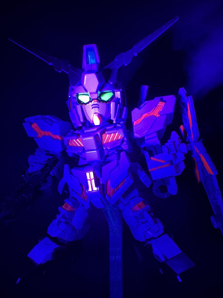 ツインアイ、サイコフレームは蛍光塗料を使用してるのでブラックライトで光ります。