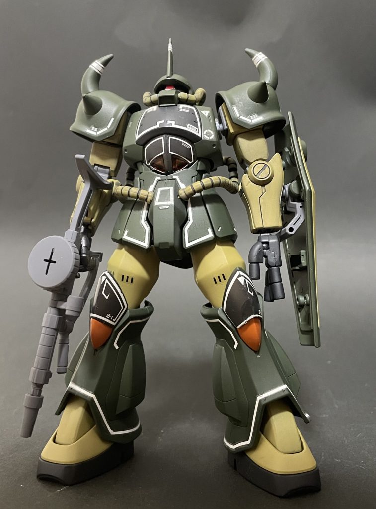 ラインだけのデカールならまだいいのですが、ベースの黒色なども一緒になったデカールが多くて、曲面に沿わせて貼っていくのですが、とてもまともに貼れる代物ではありませんでした。破れた部分は塗ってごまかしましたが…苦労の甲斐あって、あのリアルタイプな感じで仕上げることができました。