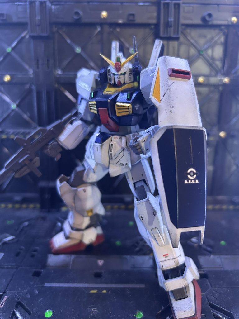 黒サフ下地のグラデーション塗装にしていますが、エッジにはウェザリングマスターで陰影出して、チッピングで少し汚しています。