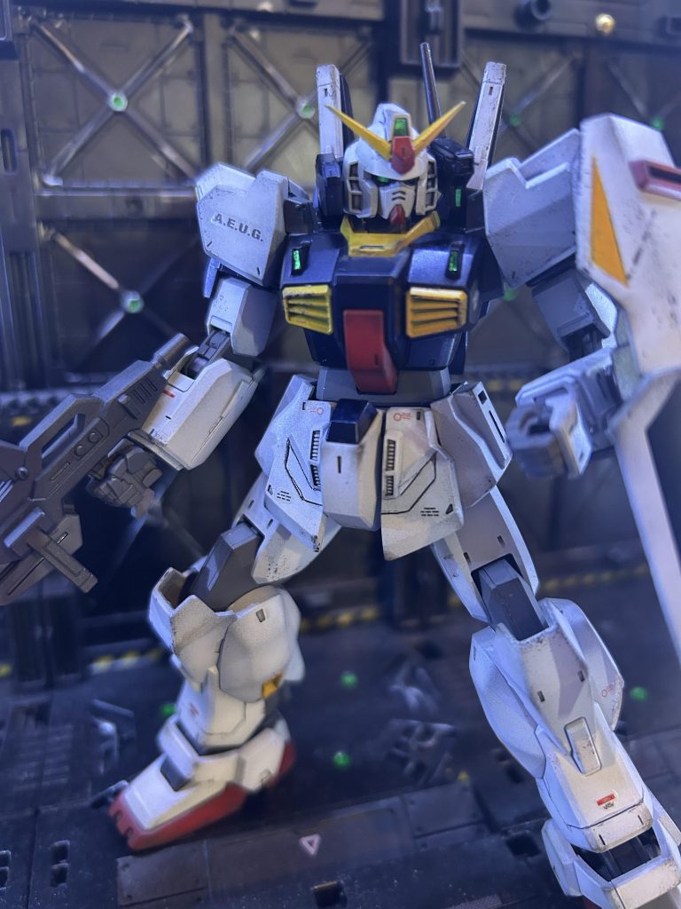 ボディとバックパックなどのネイビーはお馴染みガイアカラーのプリズムブルーブラックです。