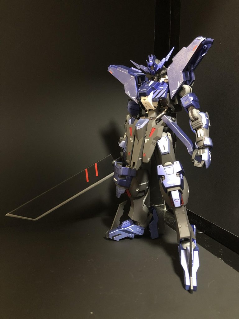 本気モード。装甲をパージして、大剣を…。大剣を装備させるモノも作ればよかったのですが、当時、この大剣をプラ板から作って満足してしまいました。