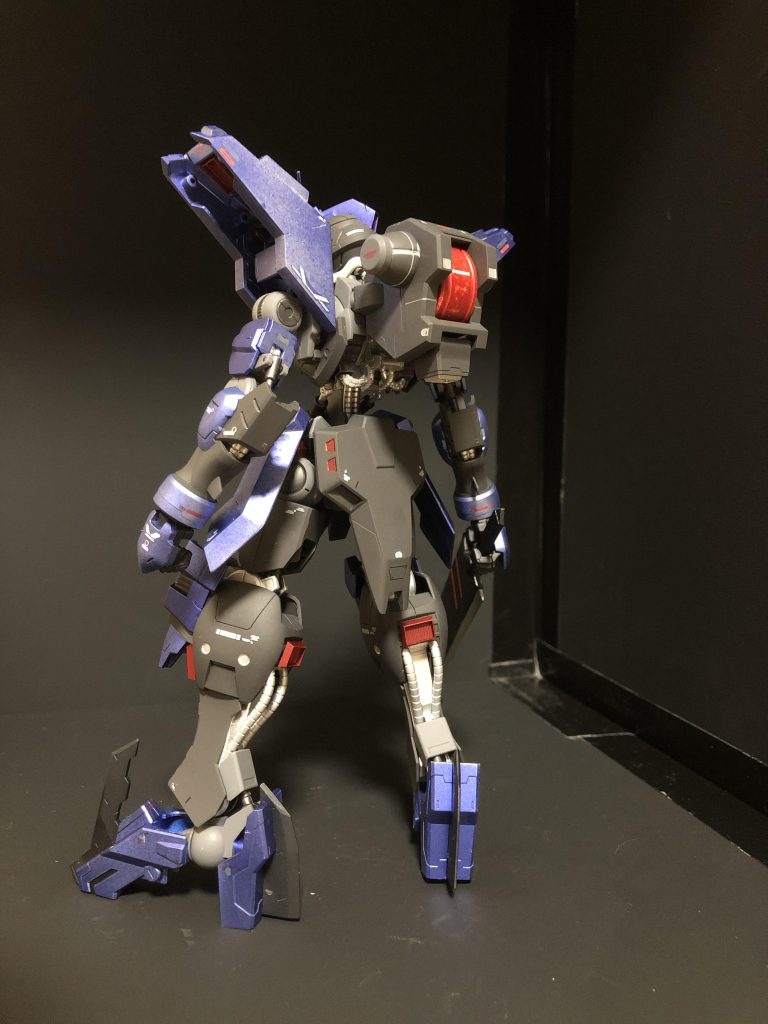 背中のスラスターもオミットしました。死ぬまで生きて命令を果たすヤツを止めるために…(？)