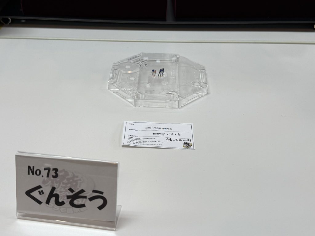 当日急遽申し込みが重複してしまった事がわかり、メインのブースから作品を何点か移動することに。その際に思いついたのがこれだけを置くという飛び道具的な発想です苦笑ホワイトベース、アーガマについて来たガンダムとZガンダムになります！なので一応HG？