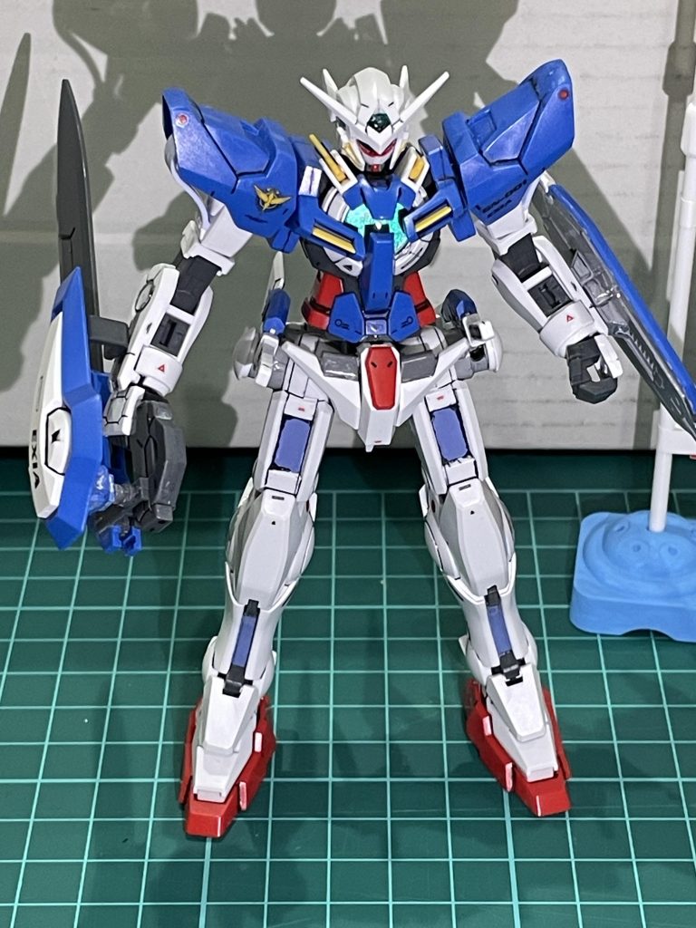 武装やシールドの保持はマグネットを埋め込み。GNドライヴのレンズ部分はメタリックグリーンで塗ることで輝きを出している