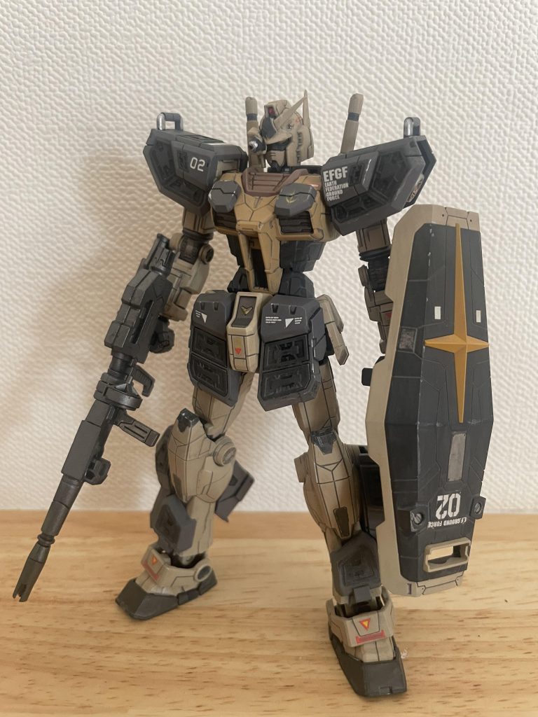 ビーム溶接ガンをハンドガンとしようか迷いましたが、ビームライフルと合体させて簡易ロングレンジライフルとしました。溶接ガンの銃口?部分は右目に取り付けて射撃用スコープとしています。