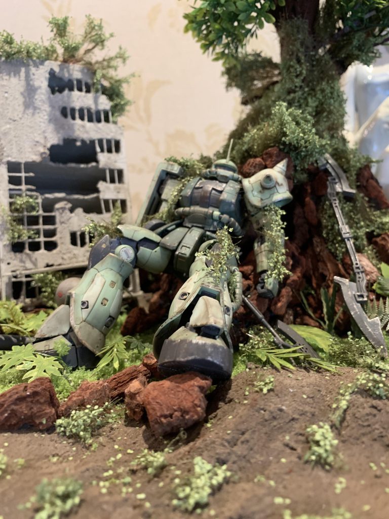 100年後の朽ち果てたザクをイメージしました。ビルにはセメントを使ってリアルさを表現しましたが今なら更にウェザリングしたと思いますね。