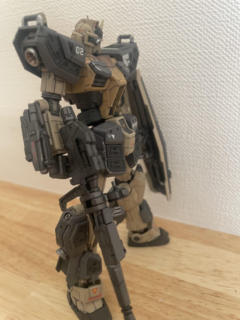 折り畳んだ溶接ガンは右腕に装備し、銃口部に穴を開け、スナカスの様なボックスタイプのビームサーベルとしています。サーベル刃はジャンクから。