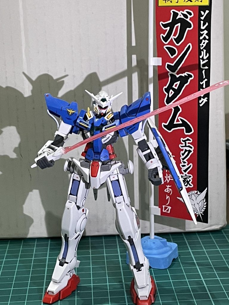 キット付属のビームサーベルは白いプラスチックだっので、レジンでクリアピンクの棒を作りました。