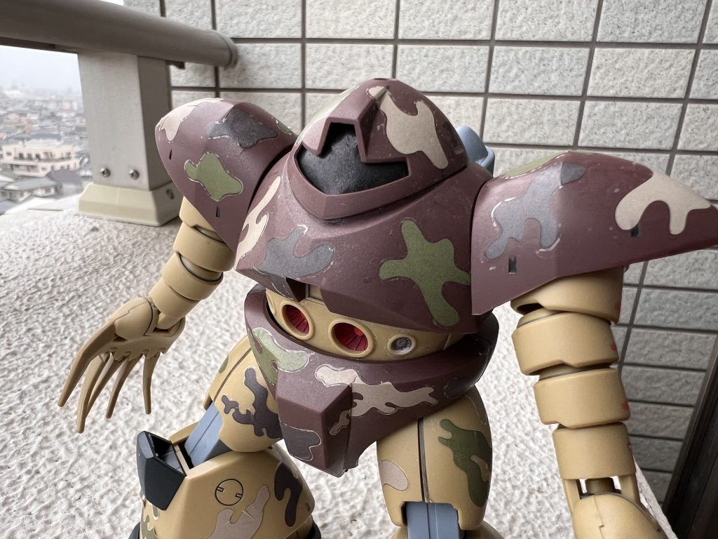 仕上がりの悪さはデカールのせいではなく、デカールを貼る技術の無さを痛感しました。つや消しコートを吹けばなんとかなるかなと思ってましたが、なんともならなかったです。また精進します。