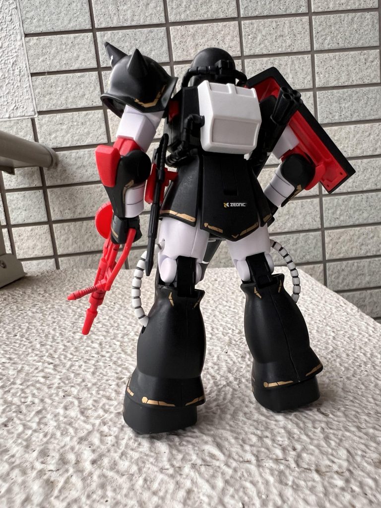 ザクレディ ヘイスー(黒色) は悪者感が出て強そうに思えます。