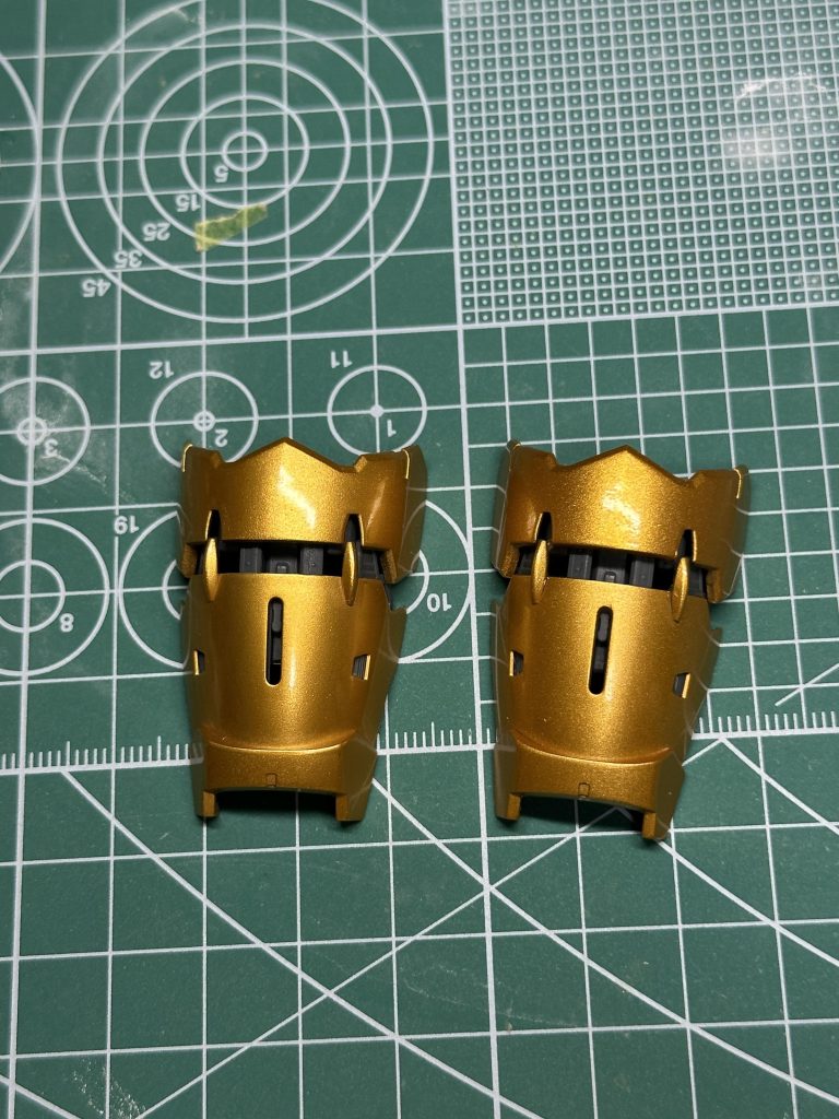 右がモデリングワックス塗った後左が塗る前