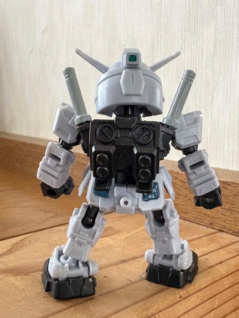 後ろ姿。全体的に独自のアレンジが施されており、色合い的にユニコーンみたいでカッコイイなと思いました。