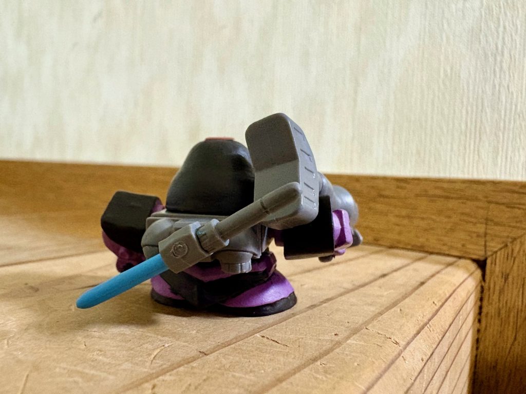 後ろにはヒートサーベルが装備されてます。