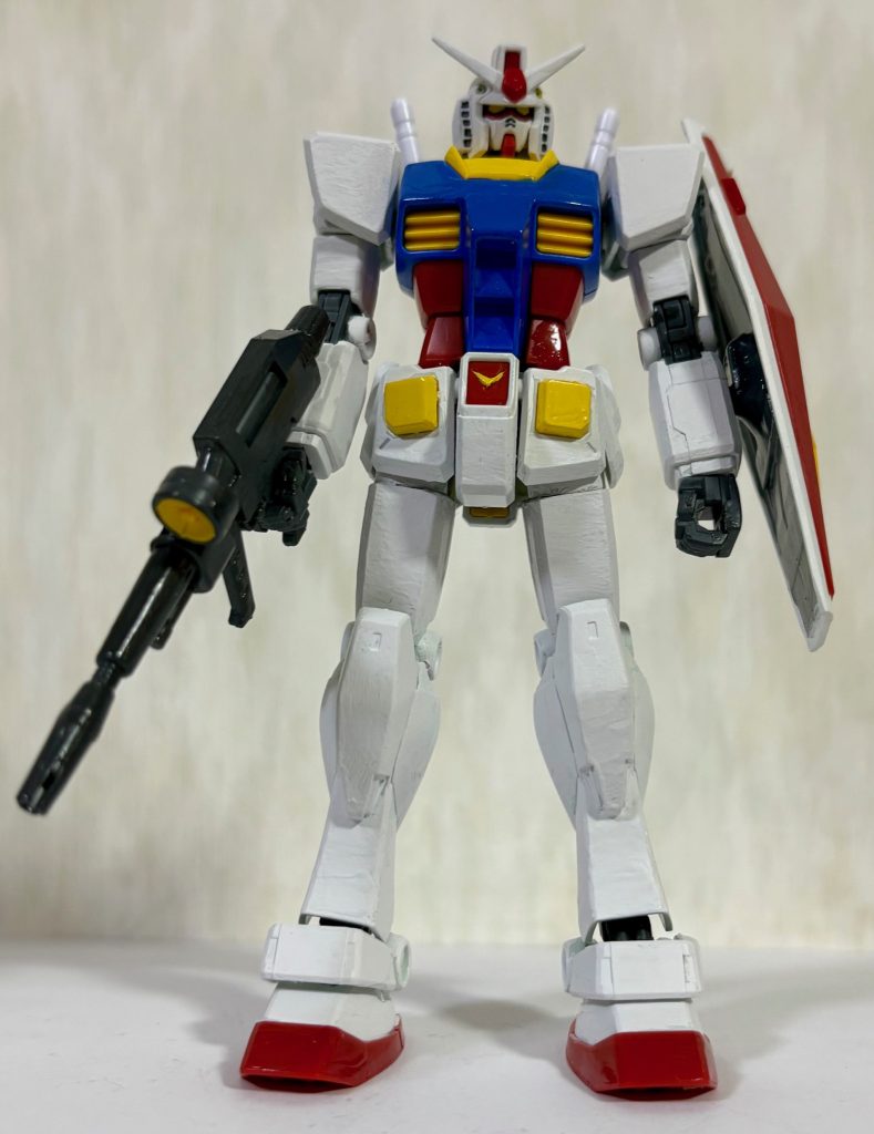 成形色の緑がかった白があまり好みではなかったので、ロボット魂ガンダムを参考につや消しホワイトで塗り直しました。
