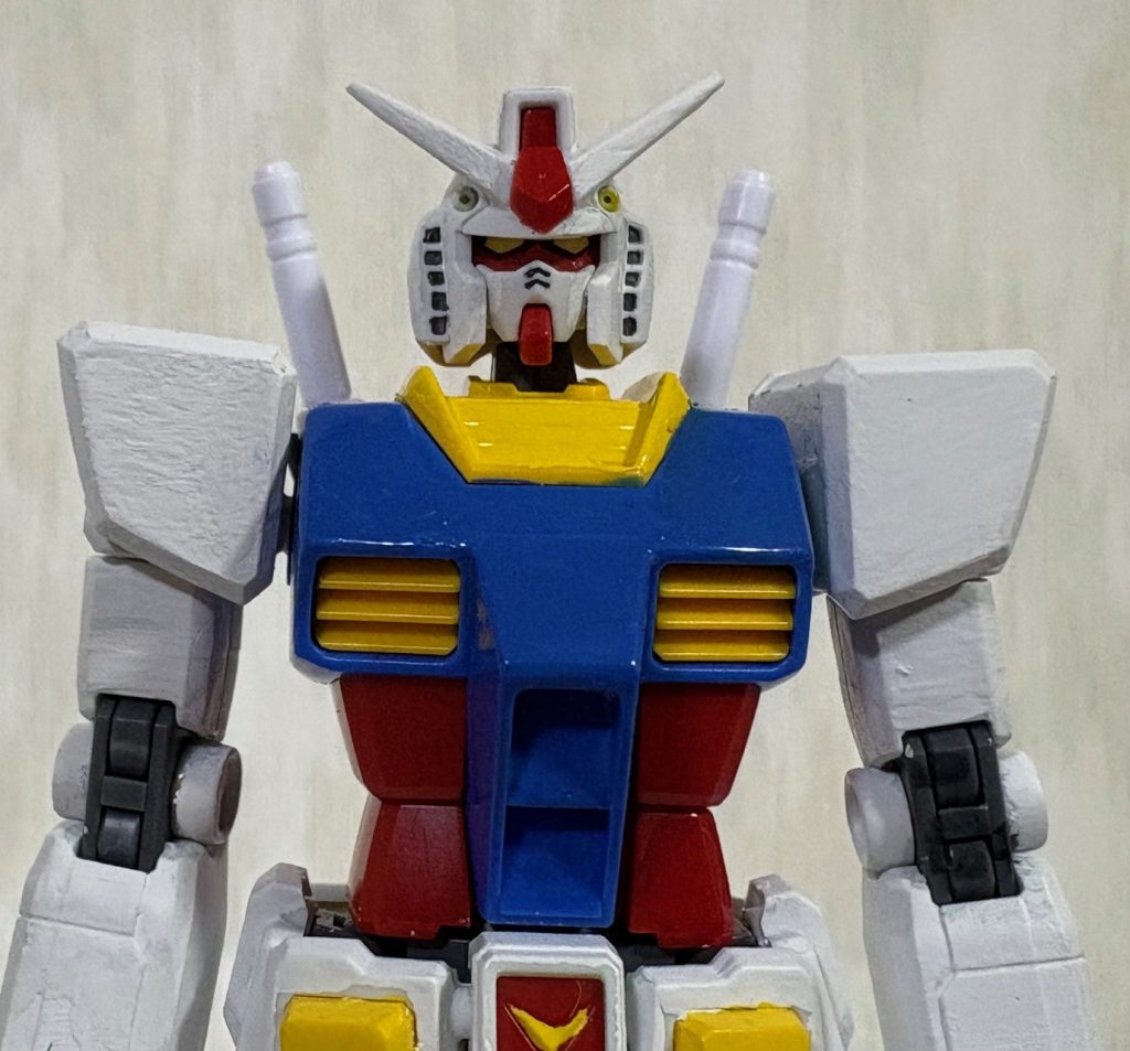 改造ポイントは頭部とビームサーベルの変更です。元々の頭部はかなり小顔かつスリム体型でしたが、頭部をEGガンダムのものに変更してみると思いのほかしっくりきており、かつちょうどいいバランスになりました。