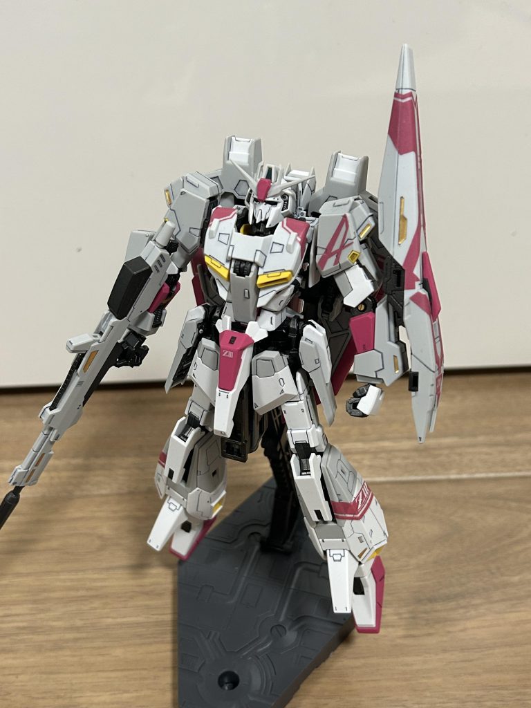 リアルグレードのゼータ自体初めて使ったのですが、変形ありきのフレームなのかとても繊細な感じが伝わってきて動かすのがとても怖いです…つや消しをふいたのであまりポロリはしなくなりましたが、腰のアーマーは外れやすいですね