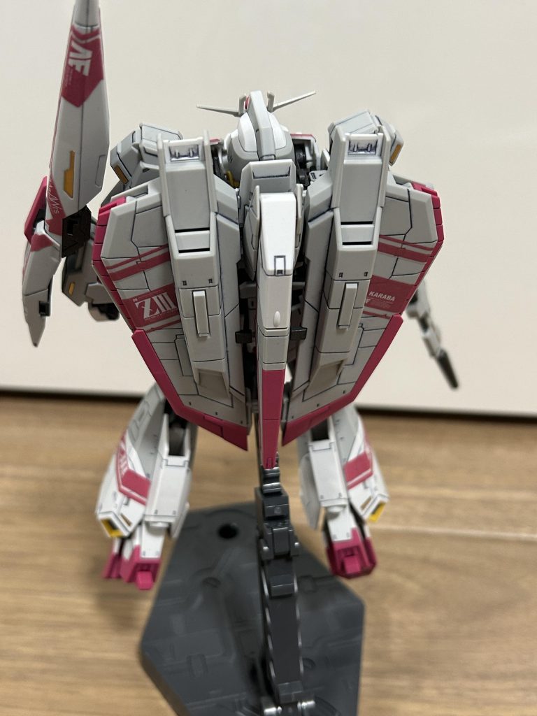 墨入れは使ったことがなかったのでガンダムマーカーの流し込みでやりました。つや消しは水性ホビーカラーでやったのですが、事前に知った上でやったものの、すこし吹いただけでかなりガンダムマーカーはにじみました_(:3」∠)_素直にエナメルなりでやったほうがいいと再確認╰(*´︶`*)╯♡