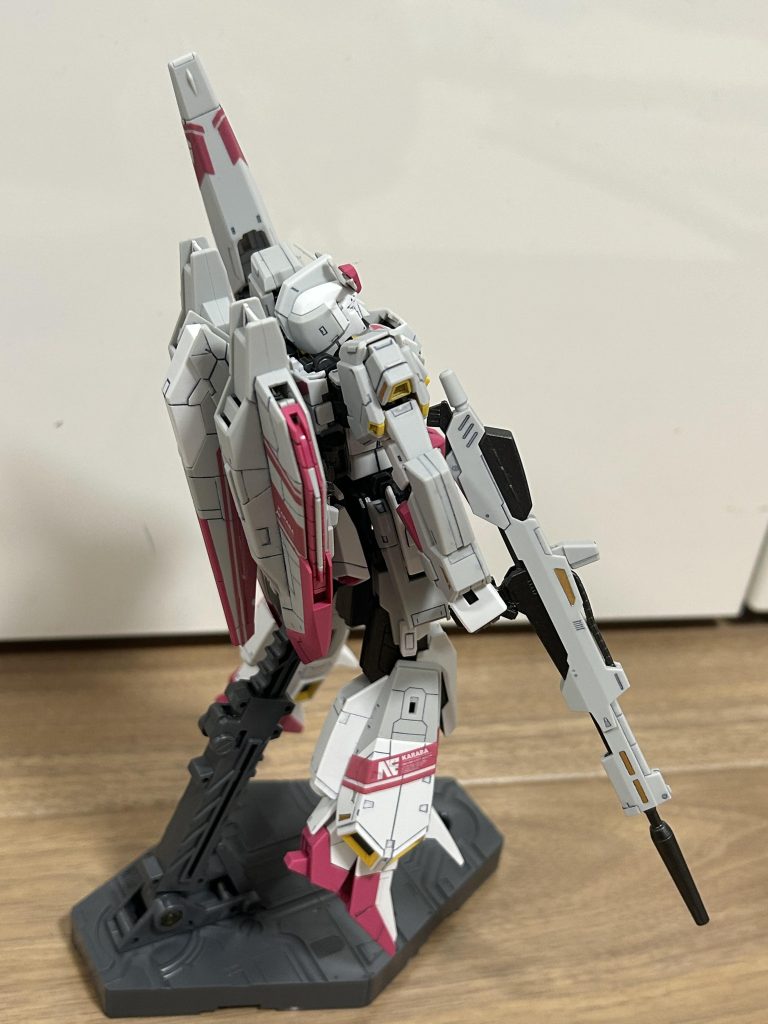 マーキングシールはかなり面倒でした…段差にかかるところは爪や爪楊枝で跡をつけてのっぺりしないようにしたり、複数の面で貼るところは角がはがれてきがちなので、瞬着で補強しました。リアリスティックデカールは、そもそもマーキングでかなり情報量があるので、メタリックのシールなどの最低限のものしか貼ってません!これでいいのだ╰(*´︶`*)╯♡